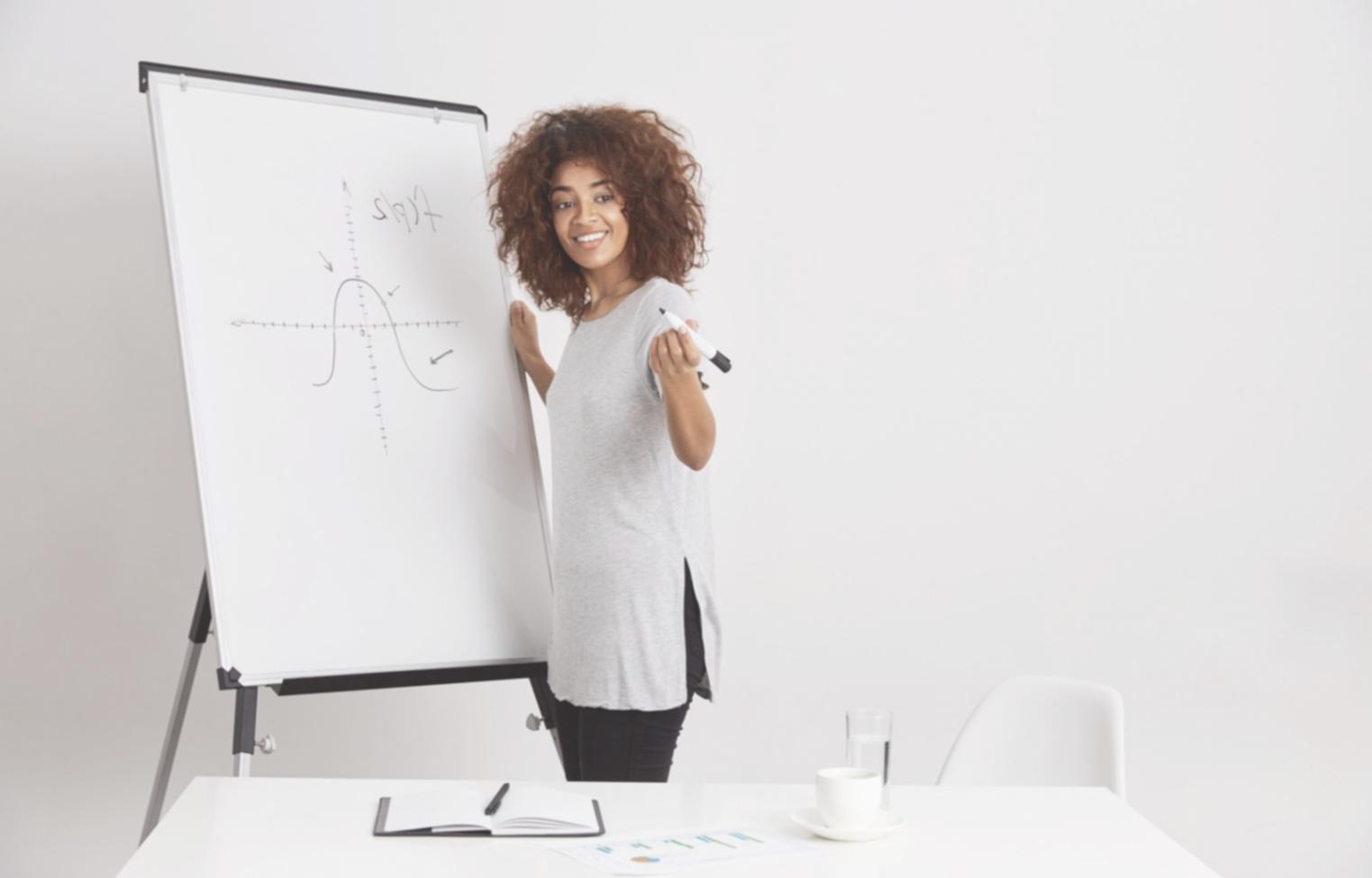 Студенты изучают современные техники косметологии в нашей школе красоты