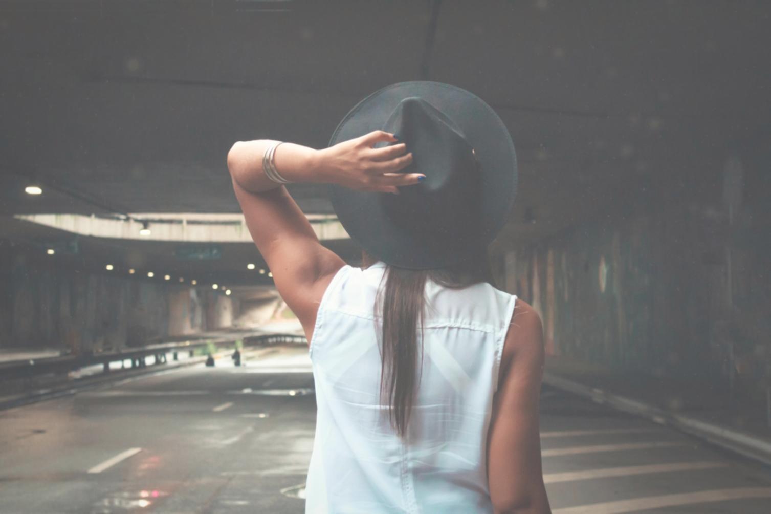 Выпускники школы красоты демонстрируют освоенные техники